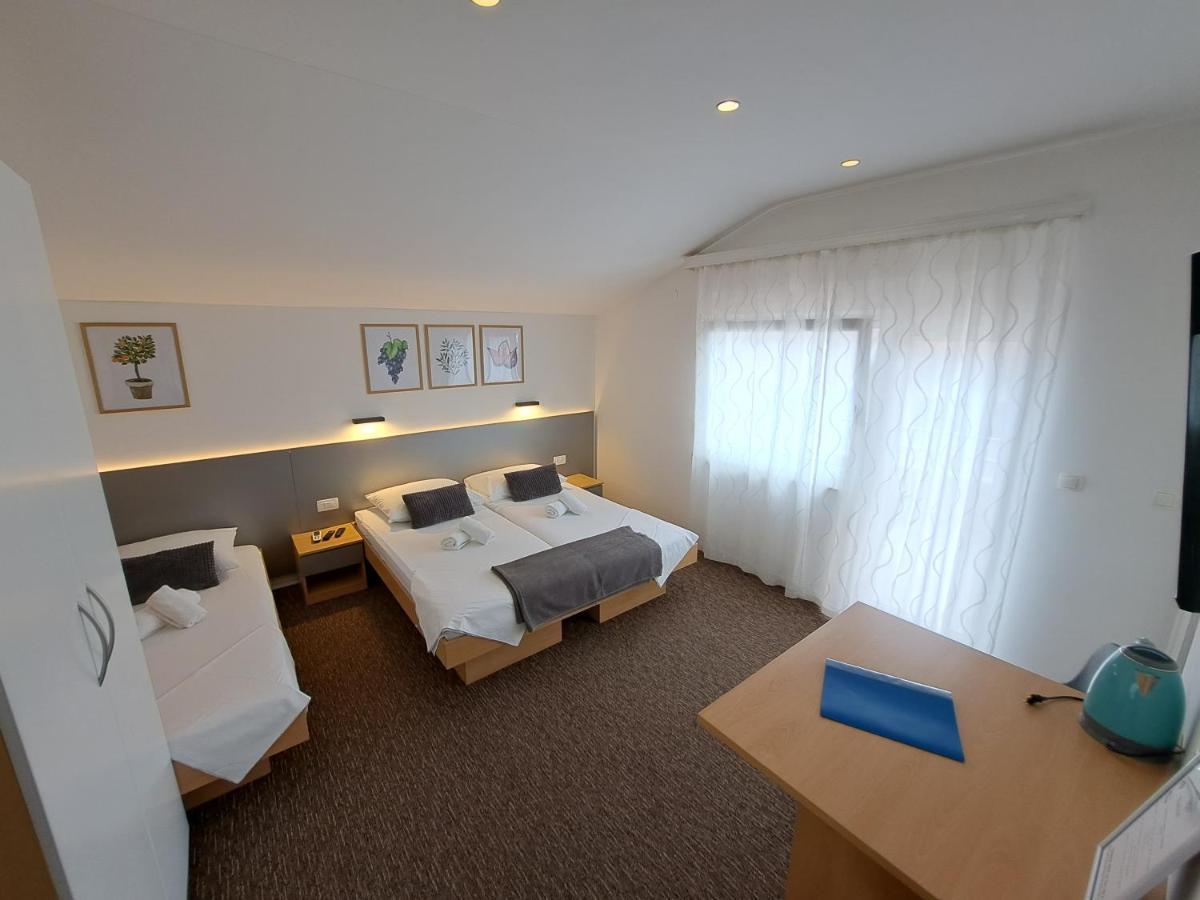 Rooms Zvonimir Stobreč Εξωτερικό φωτογραφία