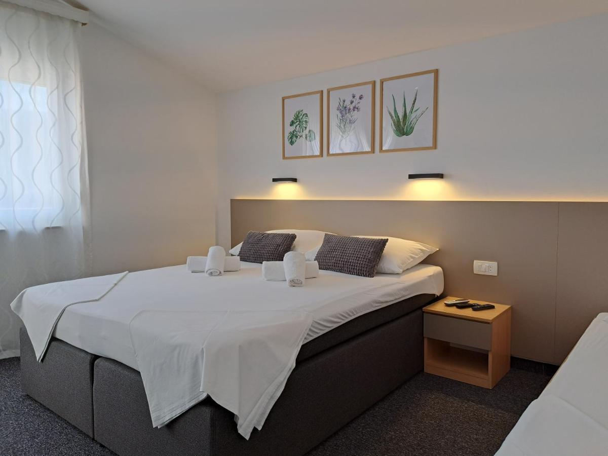 Rooms Zvonimir Stobreč Εξωτερικό φωτογραφία